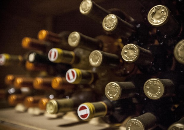 Le 5 regole d'oro per aprire una bottiglia di vino © ANSA