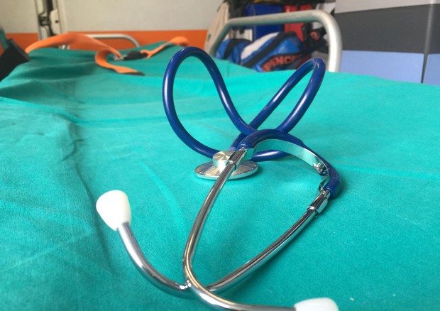 Uno stetoscopio su una lettiga durante uno sciopero dei medici (archivio) © ANSA
