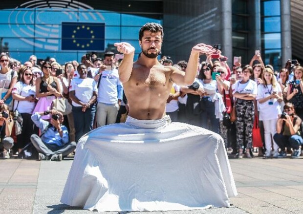 Il ballerino siriano Ahmad Joudeh danza al Parlamento Ue  © Ansa