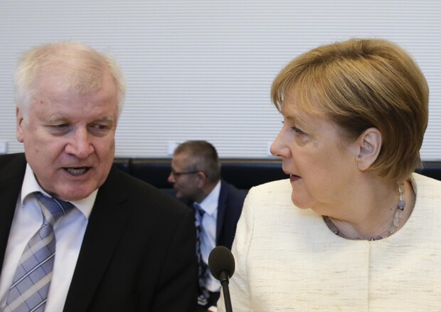 Il ministro degli Interni tedesco, Horst Seehofer, e la cancelliera, Angela Merkel © AP