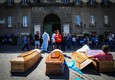 La protesta dei seppellitori a Napoli,' morto lo stipendio' (ANSA)