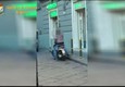 Falso cieco guida scooter nei vicoli di Napoli (ANSA)