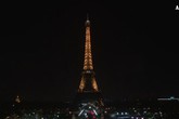 Strasburgo, la Torre Eiffel si spegne in omaggio alle vittime