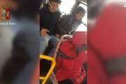 Insulti e botte sull'autobus, denunciata baby gang