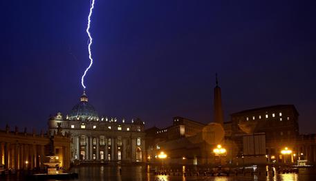 Un fulmine colpisce la cupola di San Pietro durante un temporale nel giorno dell'annuncio delle dimissioni di Benedetto XVI, 11 febbraio 2013. ANSA/ALESSANDRO DI MEO © ANSA