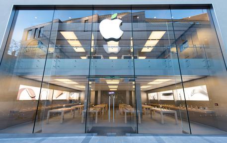 Apple annuncia maxi-investimento in Usa ma cala in Borsa © ANSA