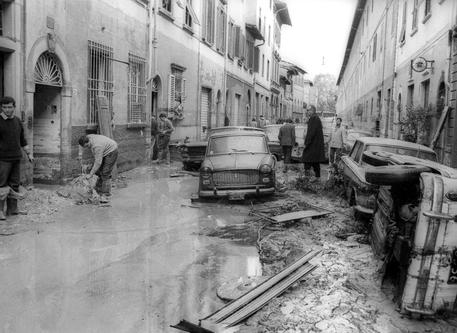 Un'immagine d'archivio dell'alluvione di Firenze del 4 novembre 1966, con le vie della citta' sommerse dalle acque del fiume Arno ANSA/ ARCHIVIO © ANSA