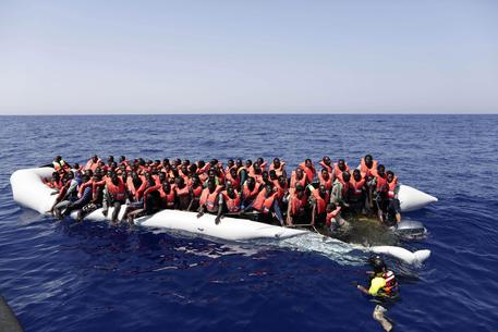 Un salvataggio di migranti in una foto di archivio © ANSA 