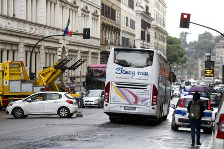 Polizia municipale effettua i rilievi dopo che un uomo di 54 anni è stato investito da un bus turistico in via Cavour, nel centro di Roma, 6 ottobre 2018 © ANSA