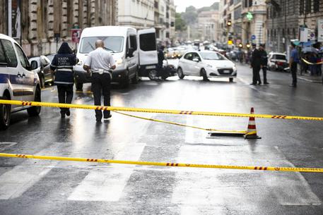 La Polizia municipale effettua i rilievi dopo che un uomo di 54 anni è stato investito da un bus  turistico in via Cavour, nel centro di Roma ANSA/MASSIMO PERCOSSI © ANSA