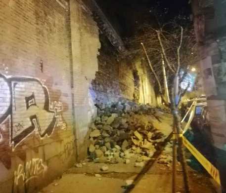 Crolla muro parco a San Lorenzo, danneggiate sette auto e due moto © ANSA