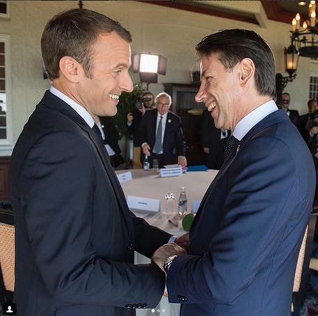 Il presidente francese Emmanuel Macron (S) e il primo ministro italiano Giuseppe Conte, in occasione del G7, in una foto pubblicata sul profilo Instagram di Giuseppe Conte, Charlevoix, 9 giugno 2018 © ANSA