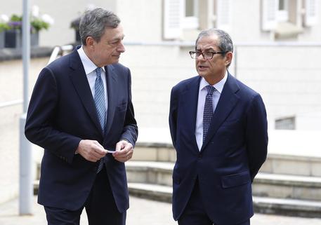 Il presidente della Bce Mario Draghi con il ministro dell'Economia Giovanni Tria © EPA