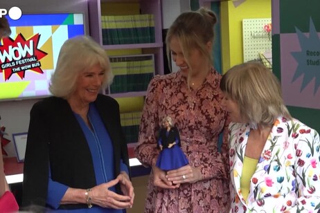 Londra, Camilla riceve in dono una Barbie a lei ispirata