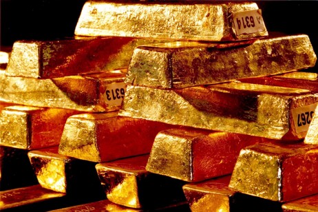 L'oro sale a nuovo record oltre 2.200 dollari dopo la Fed