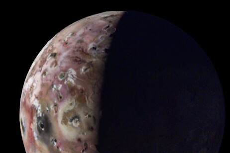 Una veduta della luna di Giove ‘Io’ ripresa durante il flyby del 9 aprile (fonte: NASA/JPL-Caltech/SwRI/MSSS. Elaborazione: G. Eichstädt/T. Thomopoulos CC BY)