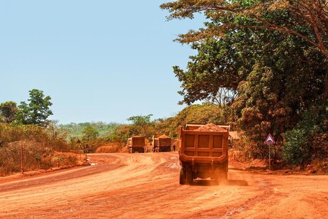 Camion che trasportano bauxite lungo una strada di trasporto minerario in Guinea (fonte: Genevieve Campbell)