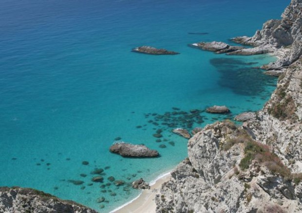 scorci di scogli e mare blu lungo la costa dei gelsomini, sul versante orientale della Calabria (foto: Ansa)