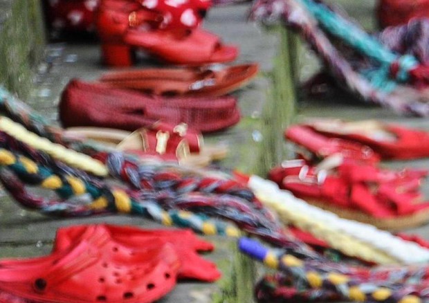 Scarpe rosse contro la violenza sulle donne © ANSA