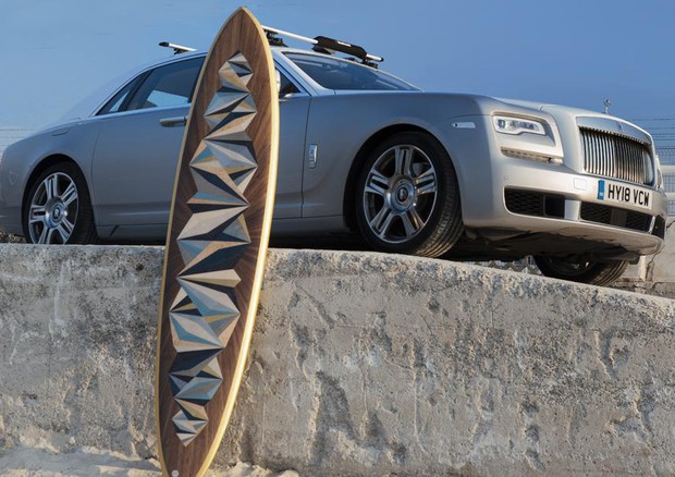 Una tavola da surf milionaria tra gli accessori estivi delle Rolls esposte a Cannes e Marbella © Rolls-Royce Press