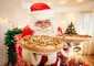 Babbo Natale con pizza napoletana foto Lacheev iStock. © Ansa