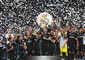 I festeggiamenti delle merengues, che alzano la Supercoppa europea dopo Real Madrid-Manchester United © Ansa