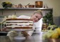 Claire Ptak, proprietaria della Violet Bakery, sta preparando la torta di nozze del principe Harry e Meghan Markle nelle cucine di Buckingham Palace​ © Ansa