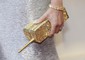 Dee Ocleppo con una borsa dorata a forma di telefonino o un telefonino dorato a forma di borsa © Ansa