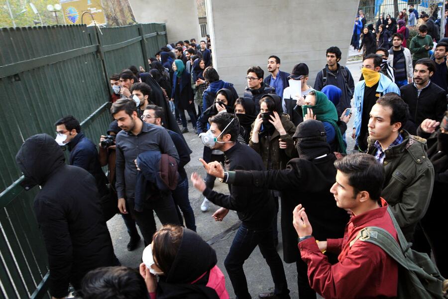 NON SI FERMANO LE VIOLENZE IN IRAN, ALMENO 12 MORTI © 