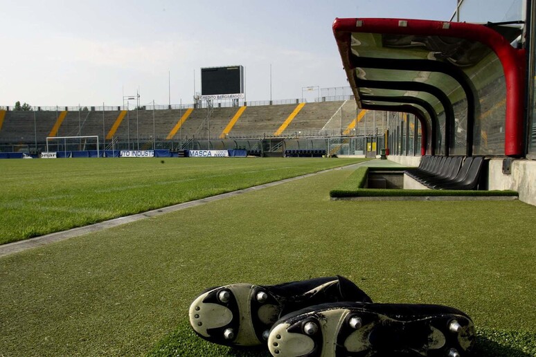 Scarpette da calcio vicino a una panchina © ANSA/ARCHIVE
