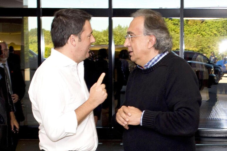 Matteo Renzi e Sergio Marchionne in una foto d 'archivio - RIPRODUZIONE RISERVATA