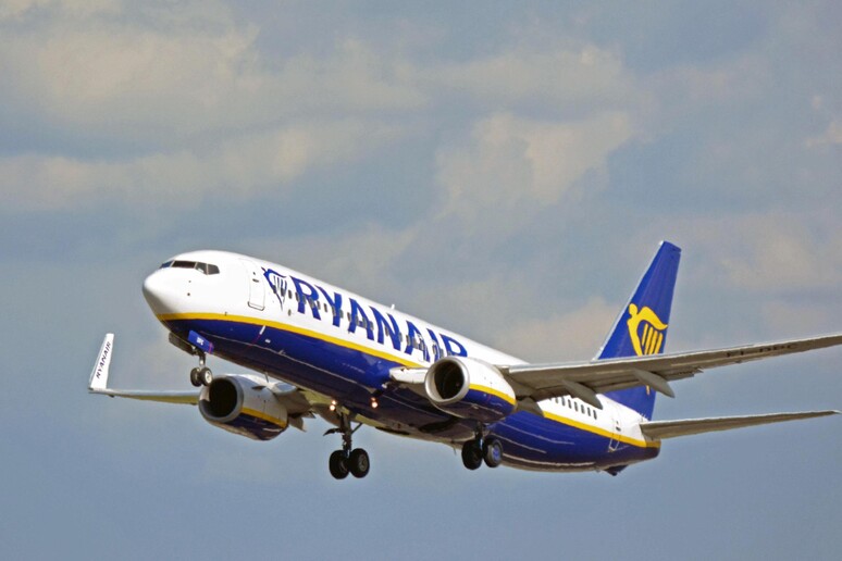 Un aereo Ryanair decolla dall 'aeroporto di Roma Leonardo Da Vinci, foto di archivio - RIPRODUZIONE RISERVATA