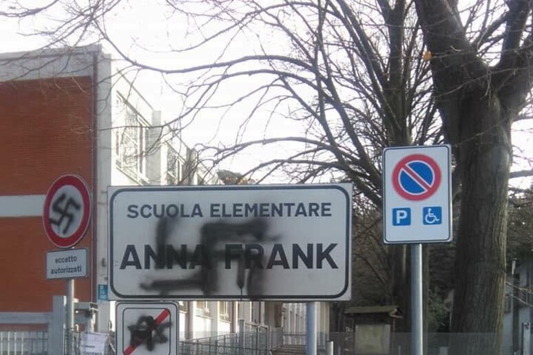 Svastica su cartello scuola Anna Frank - RIPRODUZIONE RISERVATA