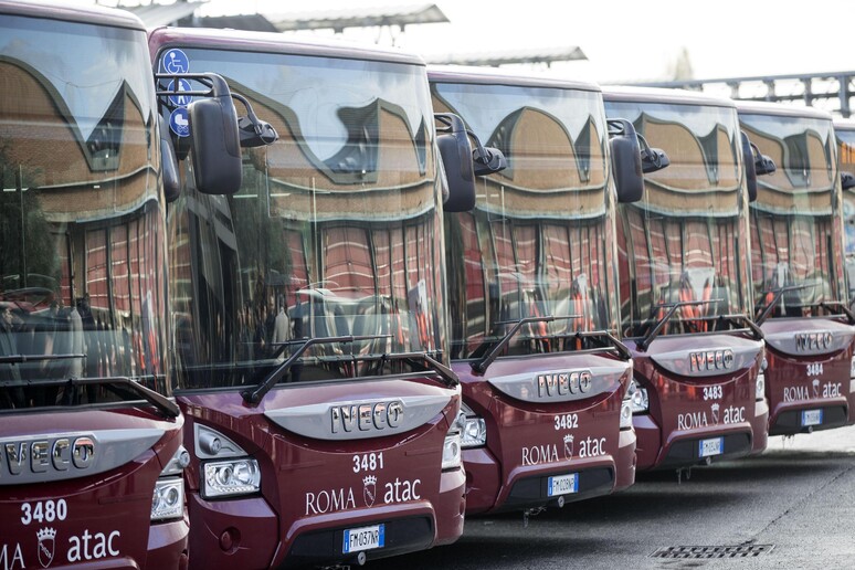 Raggi:  'A Roma 230 nuovi autobus ' - RIPRODUZIONE RISERVATA