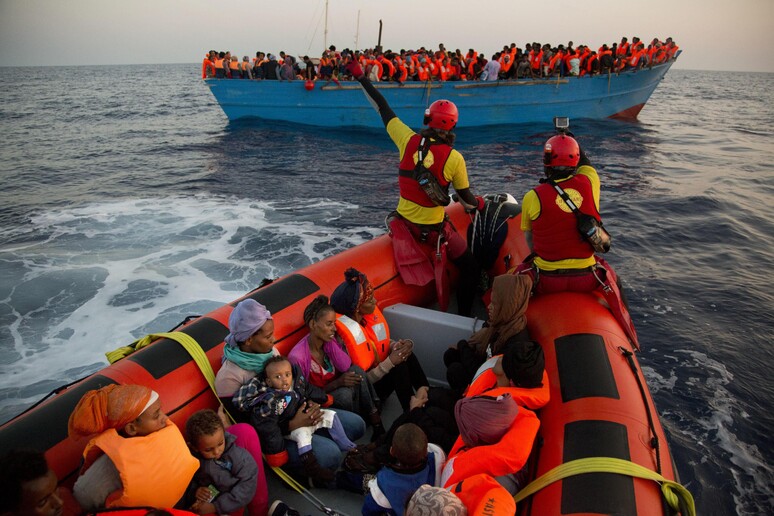 Migranti: anche Sea Eye sospende  'a malincuore ' salvataggi © ANSA/AP