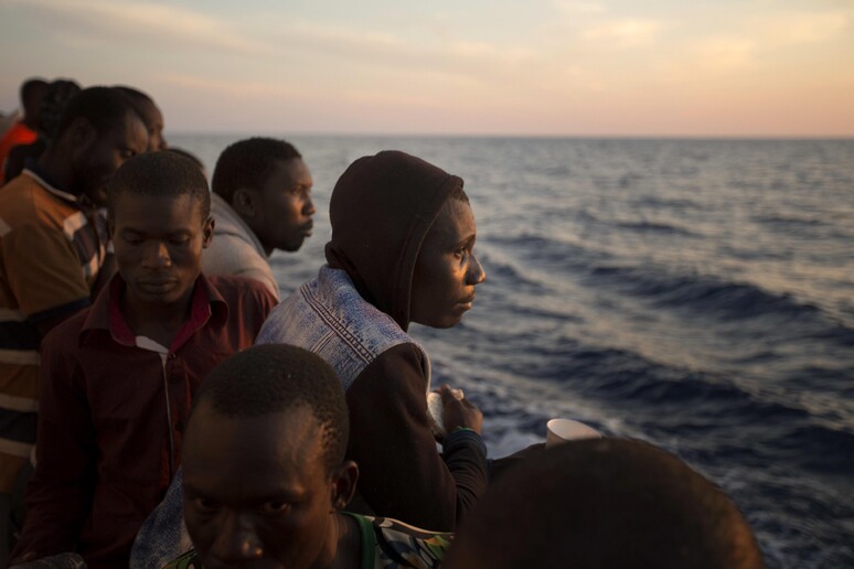 Migranti sulla Golfo Azzurro © ANSA/AP