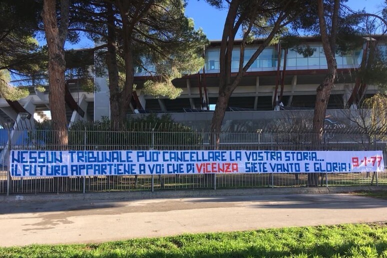 Pescara, striscione tifosi locali per il Vicenza - RIPRODUZIONE RISERVATA