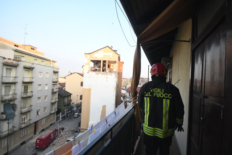 Il palazzo sventrato dall 'esplosione a Sesto nel Milanese - RIPRODUZIONE RISERVATA