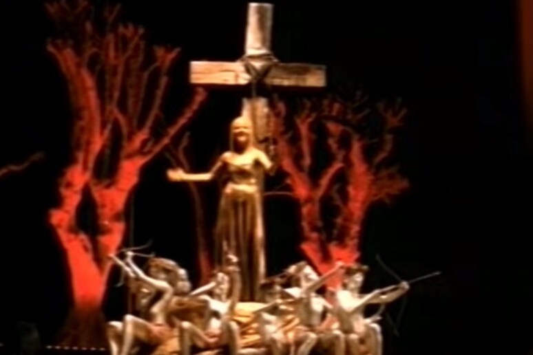 Un frame del video Zombie dei Cranberries - RIPRODUZIONE RISERVATA