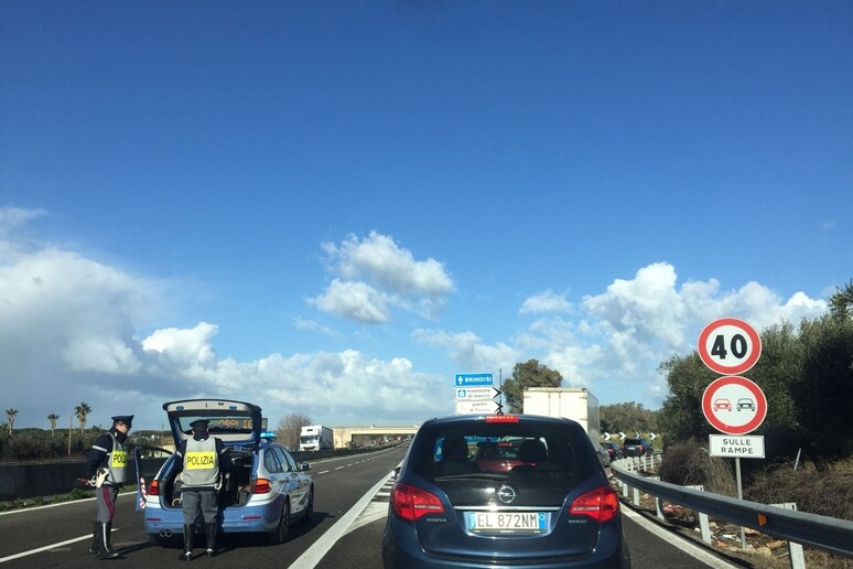 Controlli Polizia dopo assalto portavalori su Brindisi-Lecce - RIPRODUZIONE RISERVATA