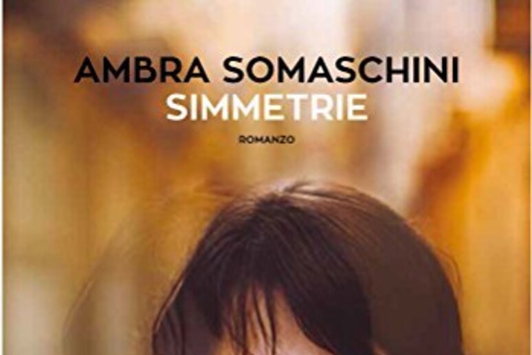 La copertina di Simmetrie di Ambra Somaschini - RIPRODUZIONE RISERVATA