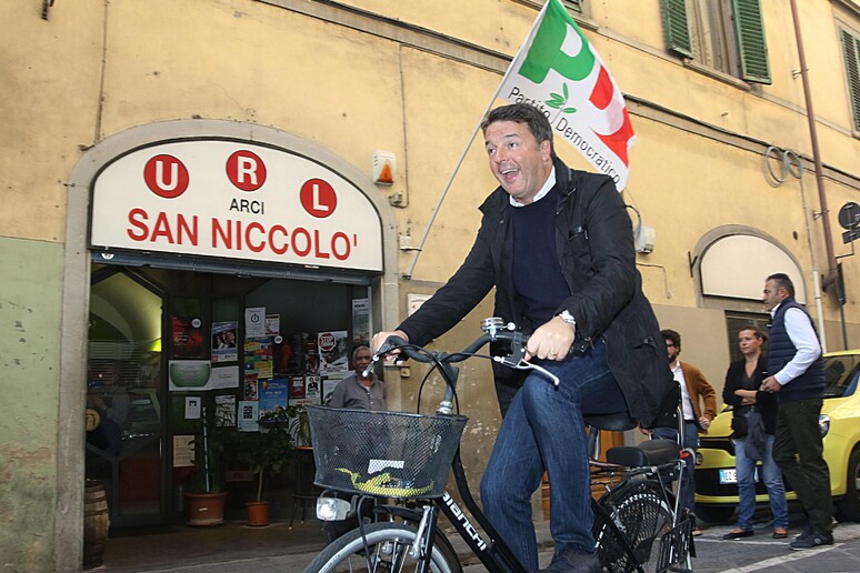 Matteo Renzi arriva in bicicletta al seggio elettorale per le primarie - RIPRODUZIONE RISERVATA