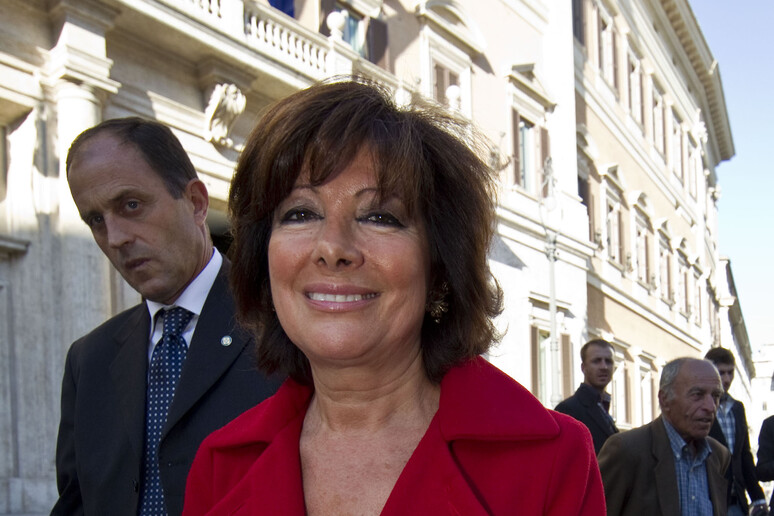 Elisabetta Alberti Casellati in Piazza Montecitorio prima del voto - RIPRODUZIONE RISERVATA