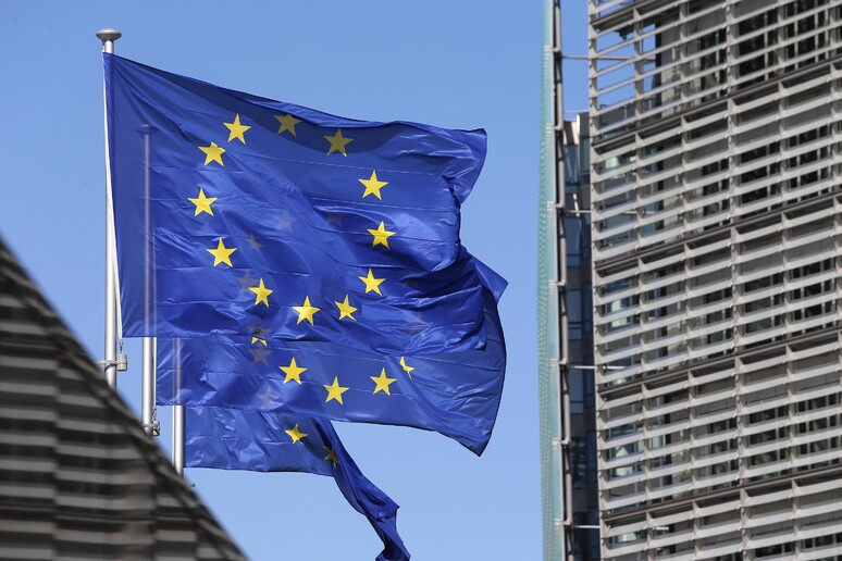 La bandiera europea a Bruxelles - RIPRODUZIONE RISERVATA