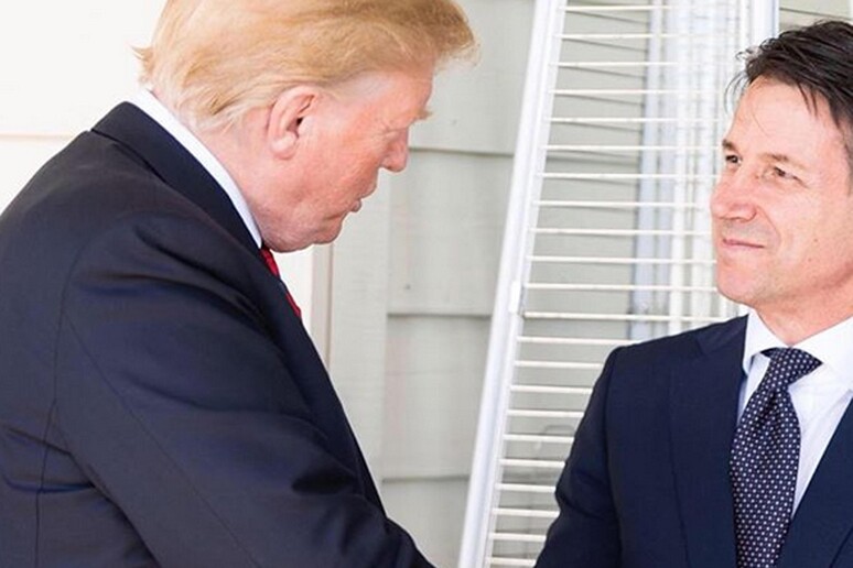 Il presidente Usa Donald Trump (S) e il primo ministro italiano Giuseppe Conte, in occasione del G7, in una foto pubblicata sul profilo Instagram di Giuseppe Conte, Charlevoix, 9 giugno 2018 - RIPRODUZIONE RISERVATA