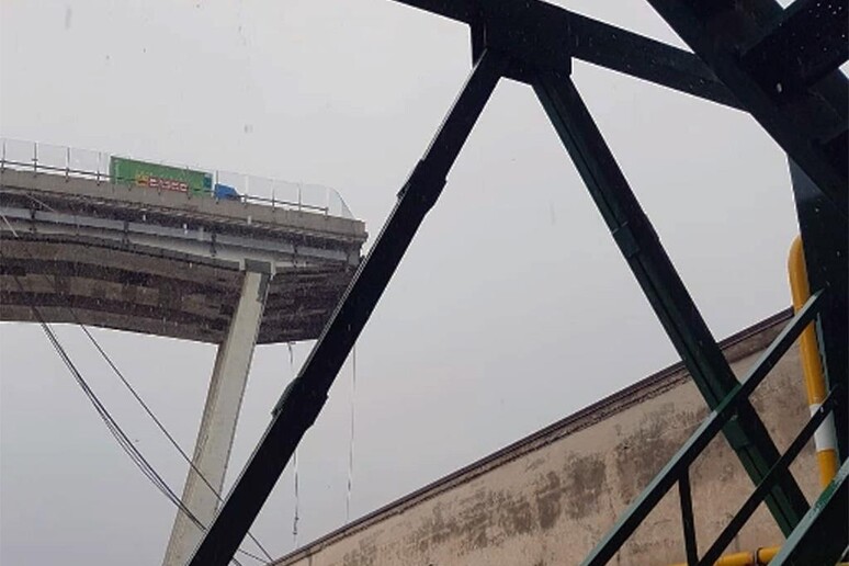 Crolla ponte su autostrada a Genova - RIPRODUZIONE RISERVATA