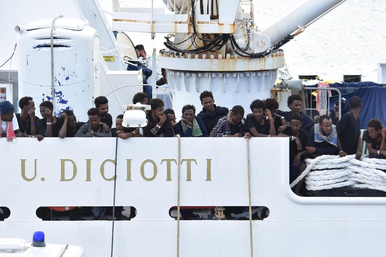 Migranti sulla nave Diciotti in una foto d 'archivio - RIPRODUZIONE RISERVATA