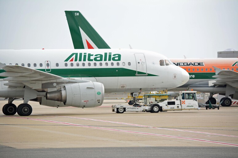 Un aereo Alitalia - RIPRODUZIONE RISERVATA