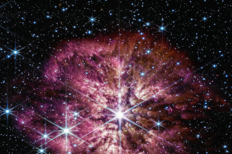 La stella Wolf-Rayet 124 (WR 124) fotografata dal telescopio James Webb, si prepara a esplodere in una supernova (fonte: NASA, ESA, CSA, STScI, Webb ERO Production Team) - RIPRODUZIONE RISERVATA