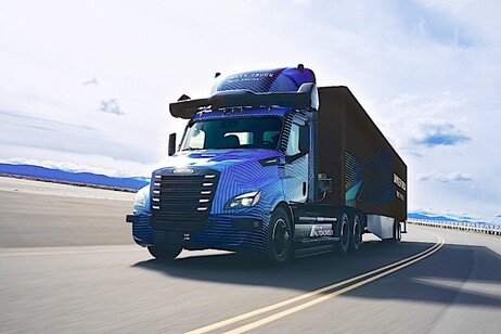 Daimler-Truck avvia test camion elettrico con guida autonoma